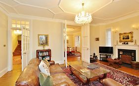 Elegant 3-Bedroom Ramsay Garden Apartment In Edinburgh City Centre